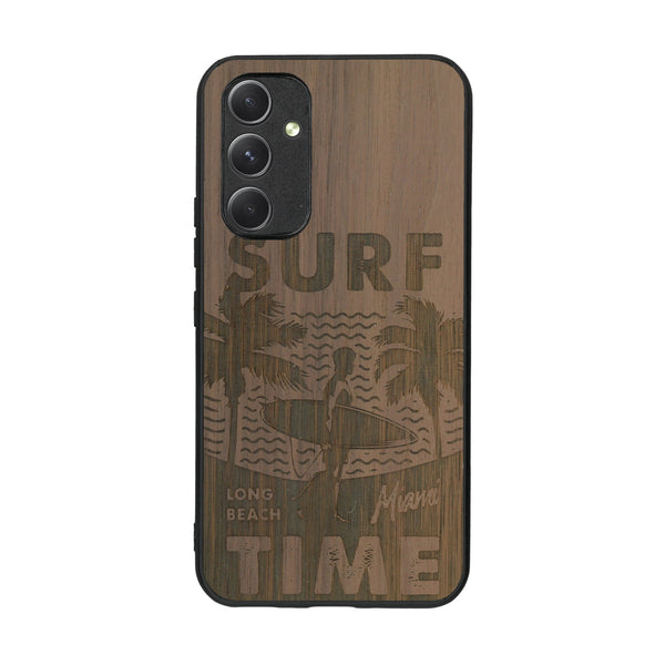Coque de protection en bois véritable fabriquée en France pour Samsung A54 5G sur le thème chill avec un motif représentant une silouhette tenant une planche de surf sur une plage entouré de palmiers et les mots "Surf Time Long Beach Miami"
