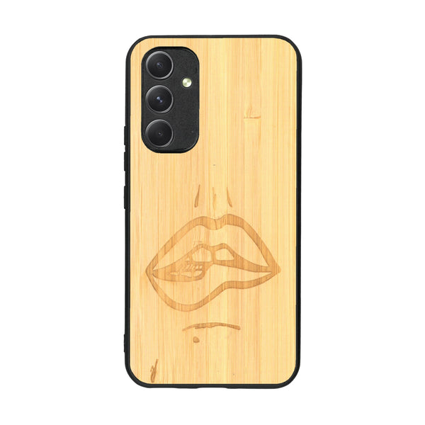 Coque de protection en bois véritable fabriquée en France pour Samsung A54 5G représentant de manière minimaliste une bouche de féminine se mordant le coin de la lèvre de manière sensuelle dessinée à la main par l'artiste Maud Dabs