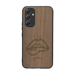 Coque de protection en bois véritable fabriquée en France pour Samsung A54 5G représentant de manière minimaliste une bouche de féminine se mordant le coin de la lèvre de manière sensuelle dessinée à la main par l'artiste Maud Dabs