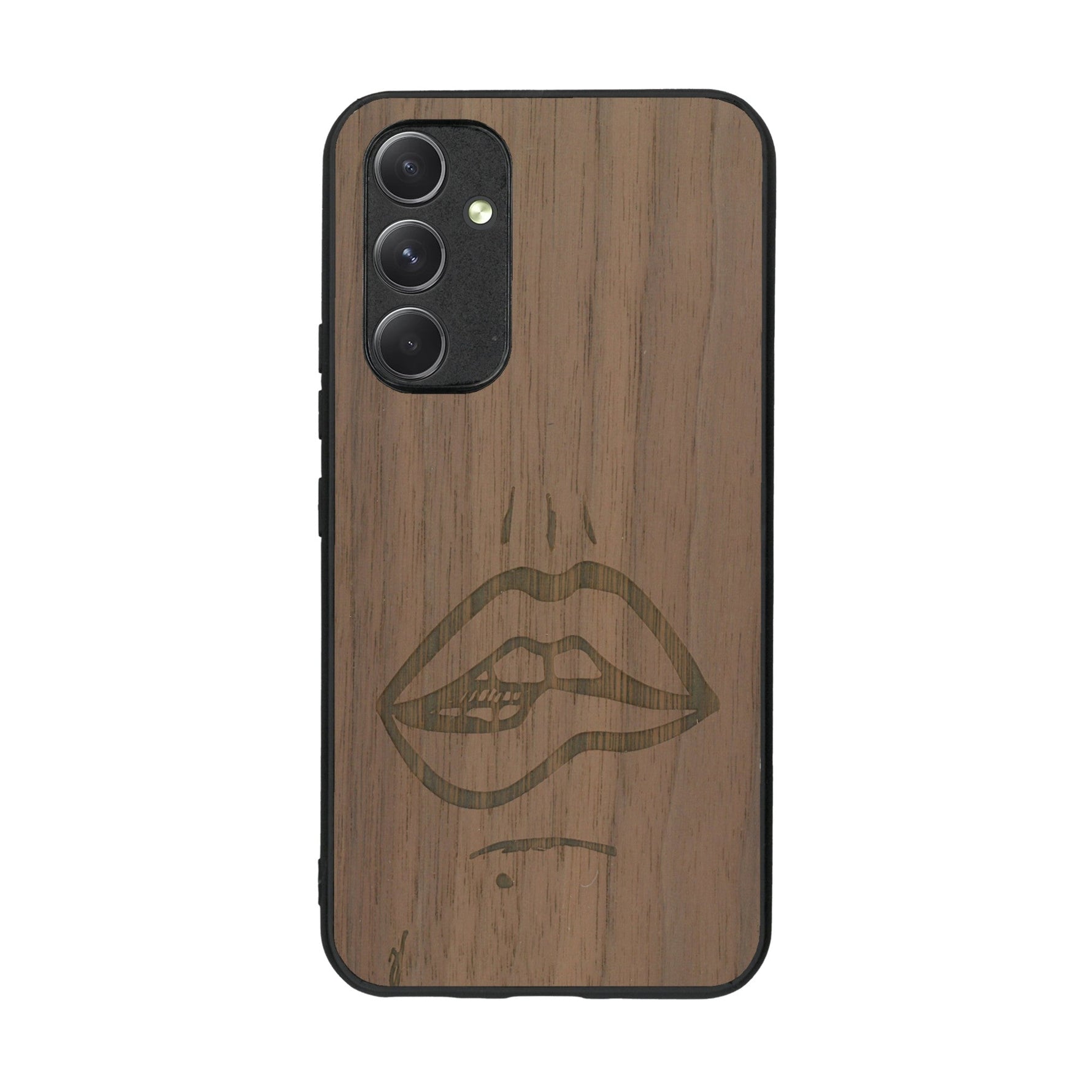 Coque de protection en bois véritable fabriquée en France pour Samsung A54 5G représentant de manière minimaliste une bouche de féminine se mordant le coin de la lèvre de manière sensuelle dessinée à la main par l'artiste Maud Dabs