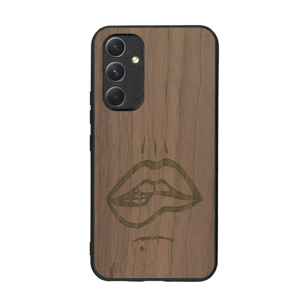 Coque de protection en bois véritable fabriquée en France pour Samsung A54 5G représentant de manière minimaliste une bouche de féminine se mordant le coin de la lèvre de manière sensuelle dessinée à la main par l'artiste Maud Dabs