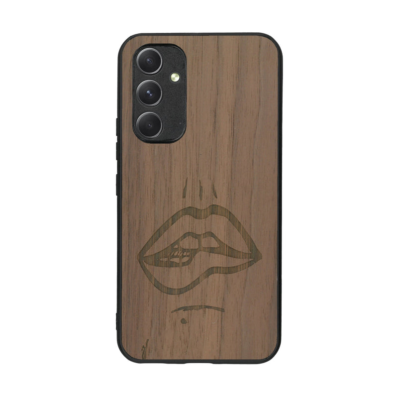 Coque de protection en bois véritable fabriquée en France pour Samsung A54 5G représentant de manière minimaliste une bouche de féminine se mordant le coin de la lèvre de manière sensuelle dessinée à la main par l'artiste Maud Dabs