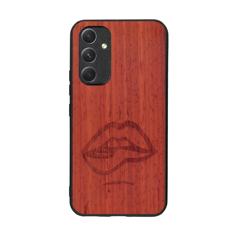 Coque de protection en bois véritable fabriquée en France pour Samsung A54 5G représentant de manière minimaliste une bouche de féminine se mordant le coin de la lèvre de manière sensuelle dessinée à la main par l'artiste Maud Dabs
