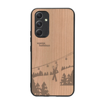 Coque de protection en bois véritable fabriquée en France pour  sur le thème de la montagne, du ski et de la neige avec un motif représentant une paire de ski plantée dans la neige avec en fond des montagnes enneigées