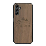 Coque de protection en bois véritable fabriquée en France pour Samsung A55 5G représentant des montagnes, sur le thème de la randonnée en pleine nature et du trail