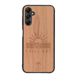 Coque de protection en bois véritable fabriquée en France pour Samsung A55 5G sur le thème chill avec un motif représentant un couché de soleil sur l'océan et la phrase "Chill out"