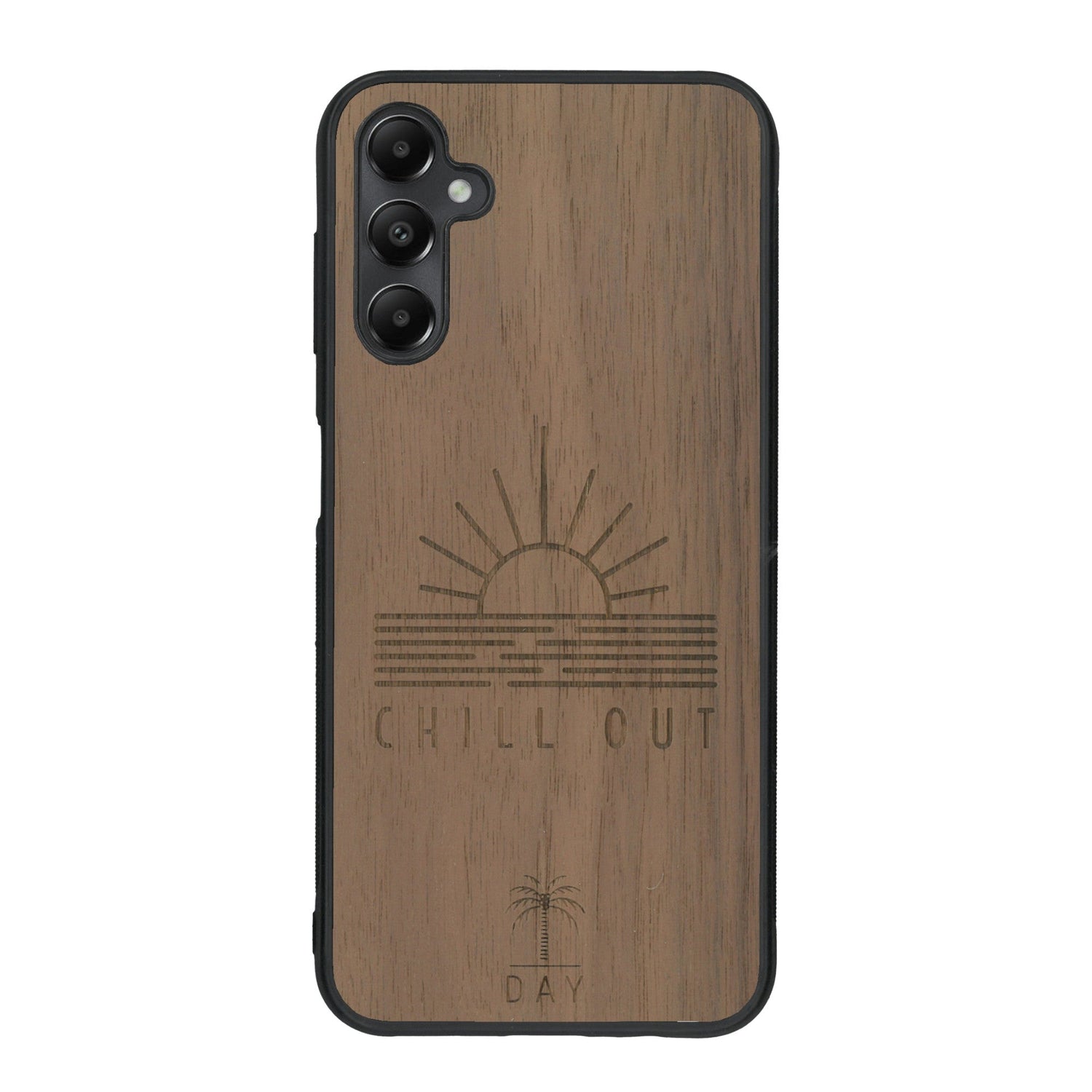 Coque de protection en bois véritable fabriquée en France pour Samsung A55 5G sur le thème chill avec un motif représentant un couché de soleil sur l'océan et la phrase "Chill out"