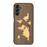 Coque de protection en bois véritable fabriquée en France pour Samsung A55 5G alliant du bambou et du noyer sur le thème du voyage et de l'aventure représentant une mappemonde