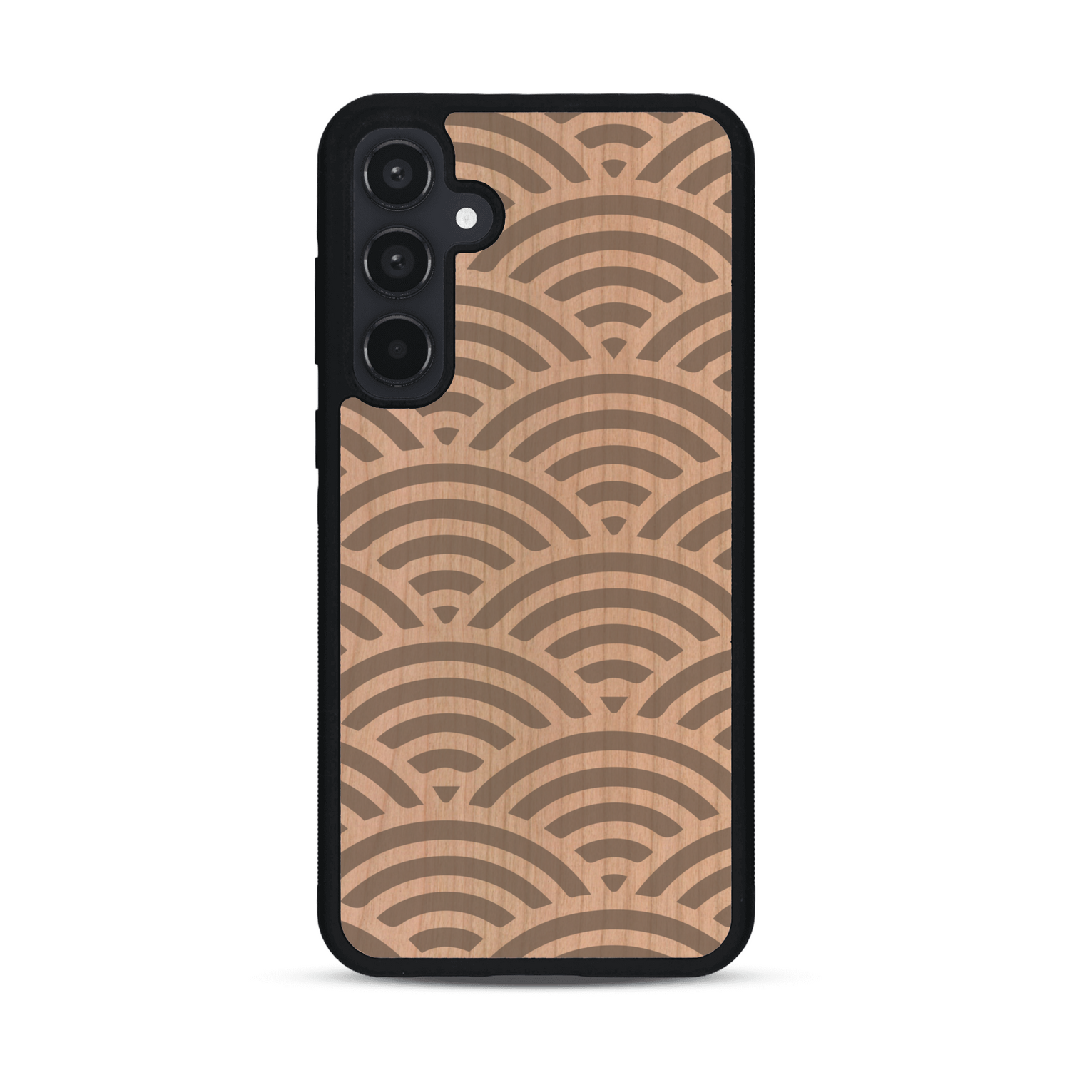 Coque de protection en bois véritable fabriquée en France pour  baptisée "La Sinjak" avec un motif de gravure abstrait représentant la répétition d'un symbole wifi