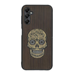 Coque de protection en bois véritable fabriquée en France pour Samsung A55 5G alliant du chêne fumé avec du métal argenté et doré représentant une tête de mort mexicaine sur le thème Dia de los Muertos