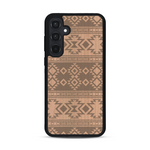 Coque de protection en bois véritable fabriquée en France pour  avec des motifs géométriques s'inspirant des temples aztèques, mayas et incas
