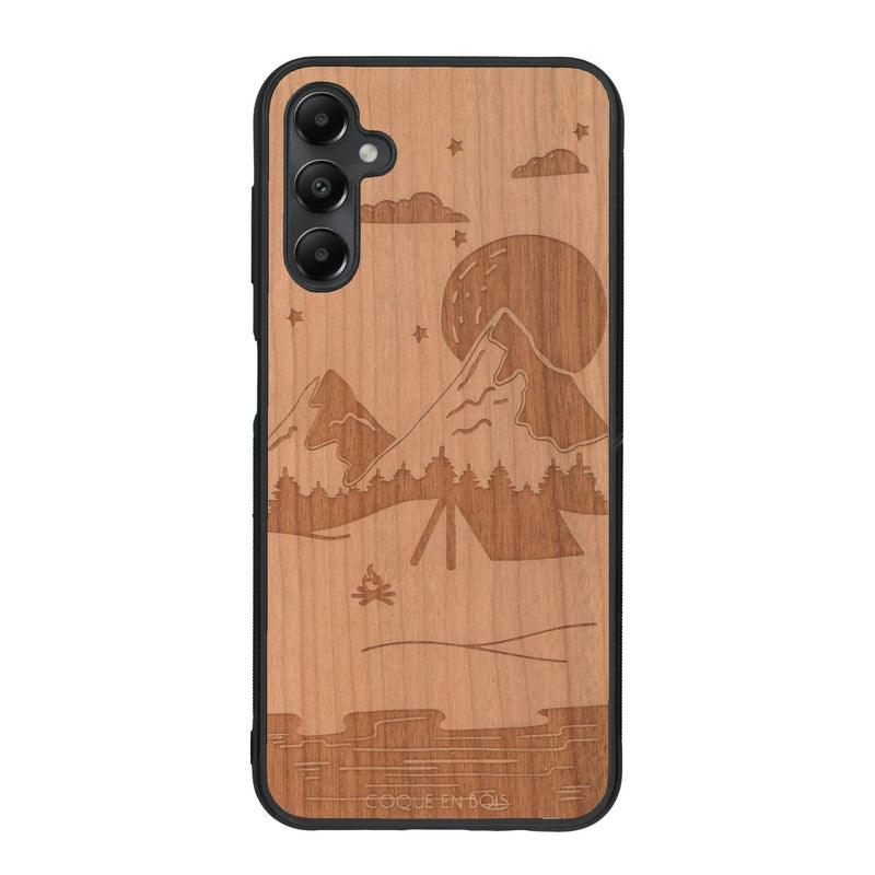 Coque de protection en bois véritable fabriquée en France pour Samsung A55 5G sur le thème du camping en pleine nature représentant une tente avec un feu de camp entouré de montagnes