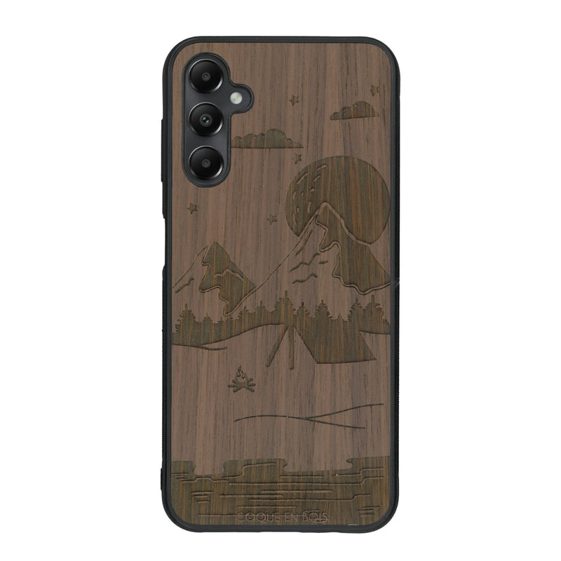 Coque de protection en bois véritable fabriquée en France pour Samsung A55 5G sur le thème du camping en pleine nature représentant une tente avec un feu de camp entouré de montagnes