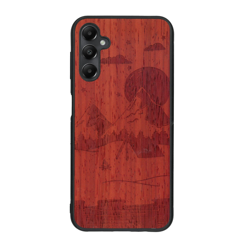 Coque de protection en bois véritable fabriquée en France pour Samsung A55 5G sur le thème du camping en pleine nature représentant une tente avec un feu de camp entouré de montagnes
