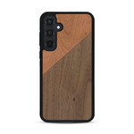 Coque de protection en bois véritable fabriquée en France pour  alliant du merisier et du noyer formant chacun un triangle avec une jointure en diagonale sur le thème de l'art abstrait