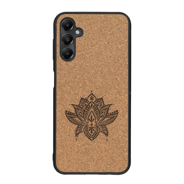 Coque de protection en bois véritable fabriquée en France pour Samsung A55 5G sur le thème de la nature et du yoga avec une gravure zen représentant une fleur de lotus