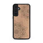 Coque de protection en bois véritable fabriquée en France pour  sur le thème de la bohème et du tatouage au henné avec une gravure représentant un mandala