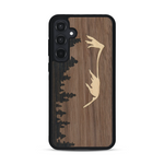 Coque de protection en bois véritable fabriquée en France pour  sur le thème de la nature et de la montagne qui allie du chêne fumé, du noyer et du bambou représentant le mont mézenc
