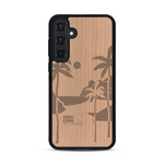 Coque de protection en bois véritable fabriquée en France pour  sur le thème des voyages en vans, vanlife et chill avec une gravure représentant un van vw combi devant le soleil couchant sur une plage avec des vagues