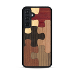 Coque de protection en bois véritable fabriquée en France pour  représentant un puzzle en six pièces qui allie du chêne fumé, du noyer, du bambou, du padouk, du merisier et de l'acajou