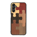 Coque de protection en bois véritable fabriquée en France pour Samsung A55 5G représentant un puzzle en six pièces qui allie du chêne fumé, du noyer, du bambou, du padouk, du merisier et de l'acajou