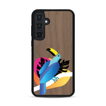 Coque de protection en bois véritable fabriquée en France pour Samsung A55 5G représentant un toucan coloré avec un design moderne et minimaliste sur le thème de la jungle et de la nature
