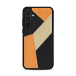 Coque de protection en bois véritable fabriquée en France pour Samsung A55 5G alliant du bambou, du tulipier orange et noir en forme de mosaïque minimaliste sur le thème de l'art abstrait