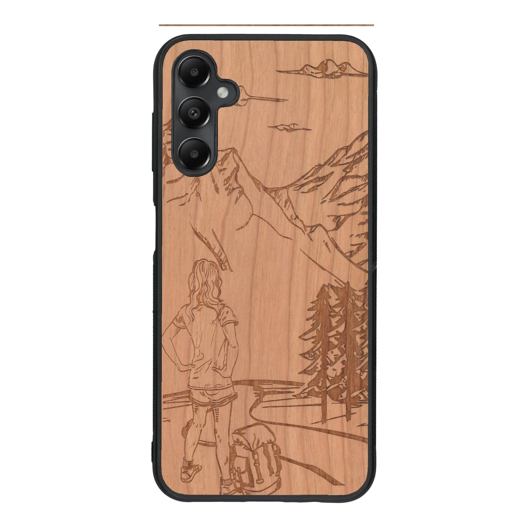 Coque de protection en bois véritable fabriquée en France pour Samsung A55 5G sur le thème de la randonnée en montagne et de l'aventure avec une gravure représentant une femme de dos face à un paysage de nature