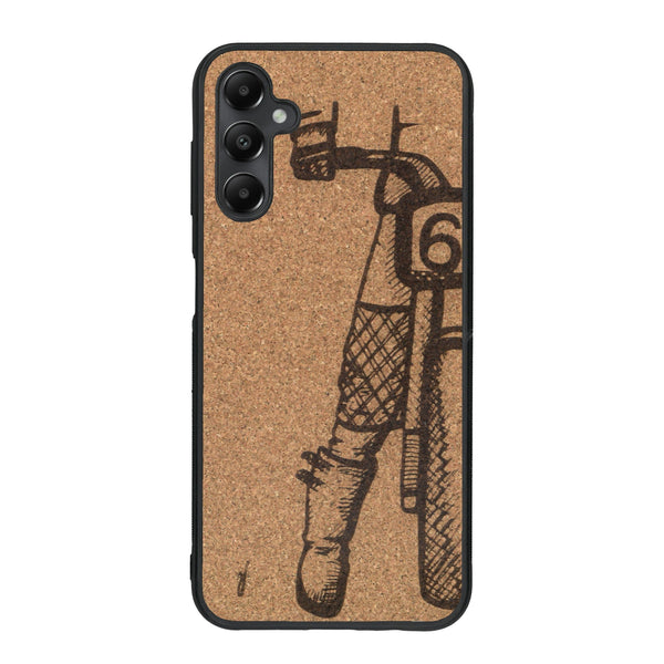 Coque de protection en bois véritable fabriquée en France pour Samsung A55 5G représentant une vue de face d'une femme sur une moto vintage dessinée à la main par l'artiste Maud Dabs