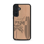 Coque de protection en bois véritable fabriquée en France pour  sur le thème chill avec un motif représentant une silouhette tenant une planche de surf sur une plage entouré de palmiers et les mots "Surf Time Long Beach Miami"
