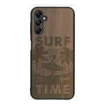 Coque de protection en bois véritable fabriquée en France pour Samsung A55 5G sur le thème chill avec un motif représentant une silouhette tenant une planche de surf sur une plage entouré de palmiers et les mots "Surf Time Long Beach Miami"