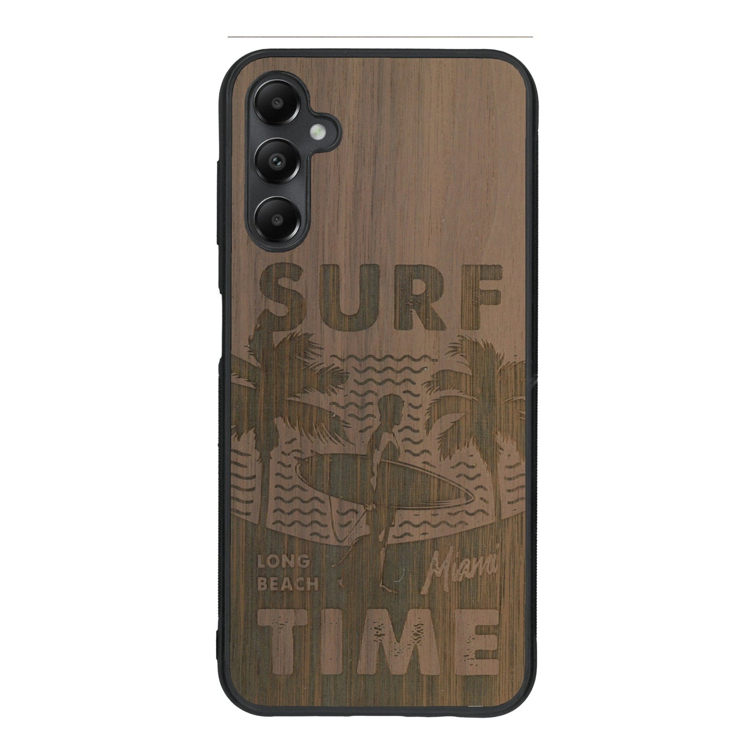 Coque de protection en bois véritable fabriquée en France pour Samsung A55 5G sur le thème chill avec un motif représentant une silouhette tenant une planche de surf sur une plage entouré de palmiers et les mots "Surf Time Long Beach Miami"