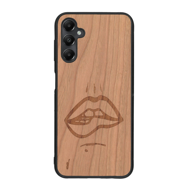 Coque de protection en bois véritable fabriquée en France pour Samsung A55 5G représentant de manière minimaliste une bouche de féminine se mordant le coin de la lèvre de manière sensuelle dessinée à la main par l'artiste Maud Dabs
