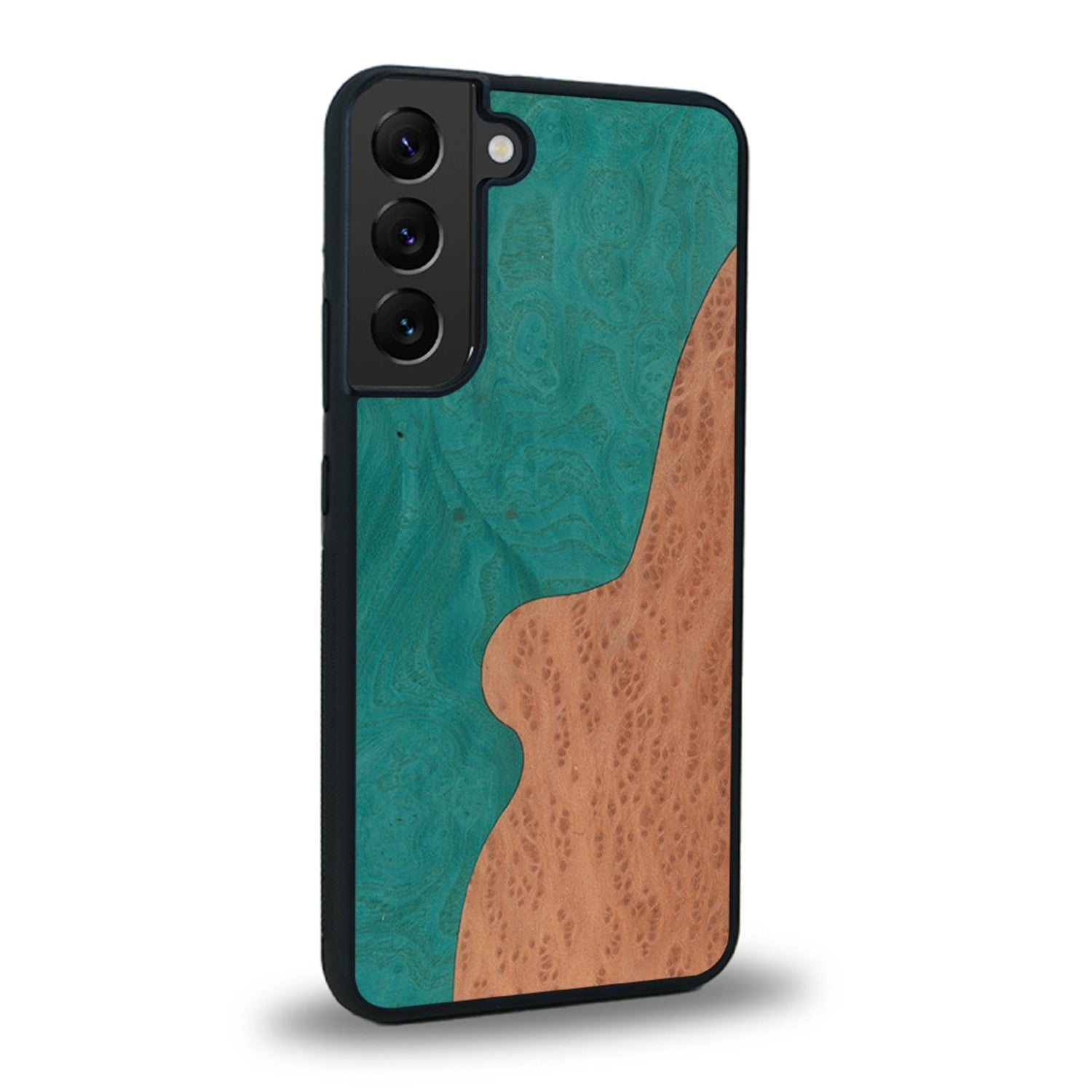 Coque de protection en bois véritable fabriquée en France pour Samsung A56 5G alliant plusieurs essences de bois pour représenter une plage paradisiaque