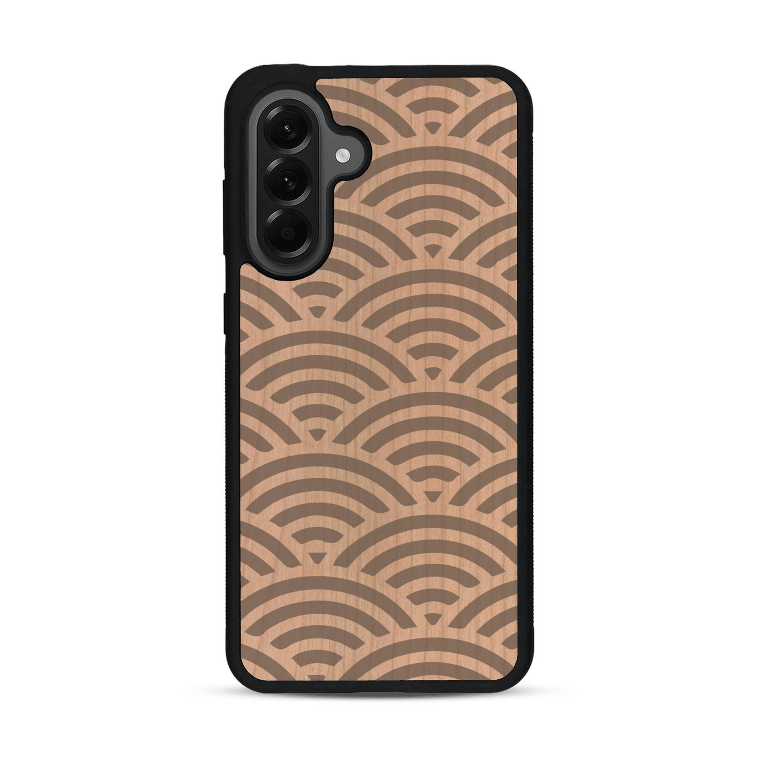 Coque de protection en bois véritable fabriquée en France pour  baptisée "La Sinjak" avec un motif de gravure abstrait représentant la répétition d'un symbole wifi