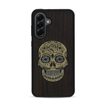 Coque de protection en bois véritable fabriquée en France pour  alliant du chêne fumé avec du métal argenté et doré représentant une tête de mort mexicaine sur le thème Dia de los Muertos