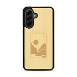 Coque de protection en bois véritable fabriquée en France pour  sur le thème du camping en pleine nature et du bivouac avec la phrase "Aventure is out there"