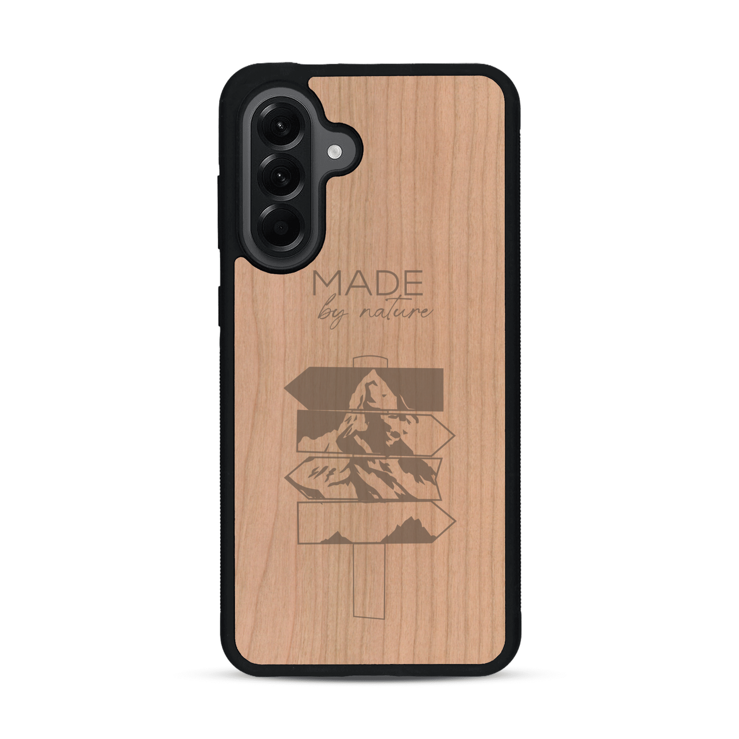 Coque de protection en bois véritable fabriquée en France pour  sur le thème de la nature et des arbres avec une gravure représentant une pomme de pin et la phrase "made by nature"