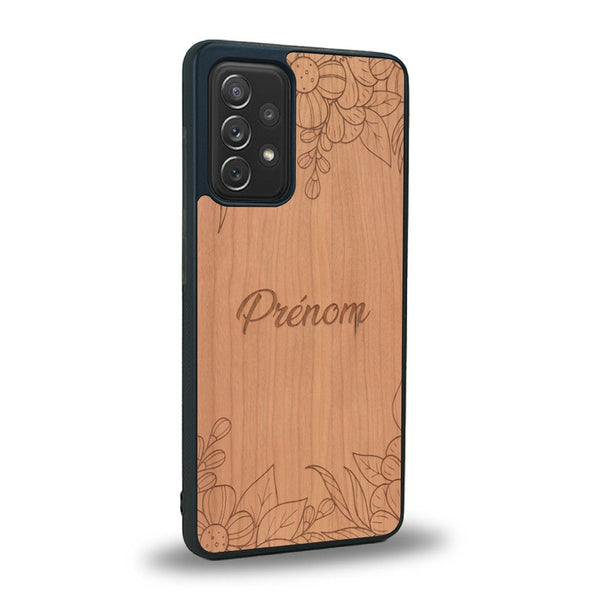 Coque de protection en bois véritable fabriquée en France pour Samsung A72 5G sur le thème de la fête des mères avec un motif représentant des fleurs et des feuilles