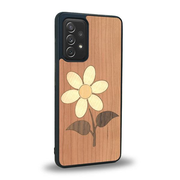 Coque de protection en bois véritable fabriquée en France pour Samsung A72 5G alliant plusieurs essences de bois pour représenter une marguerite