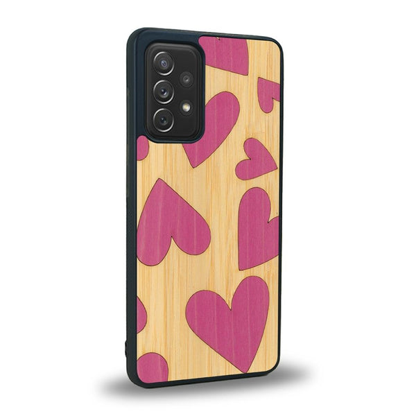 Coque de protection en bois véritable fabriquée en France pour Samsung A72 5G alliant plusieurs essences de bois pour représenter des coeurs pour les amoureux
