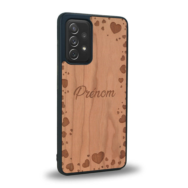 Coque de protection en bois véritable fabriquée en France pour Samsung A72 5G sur le thème de la fête des mères avec un motif représentant des coeurs et des feuilles