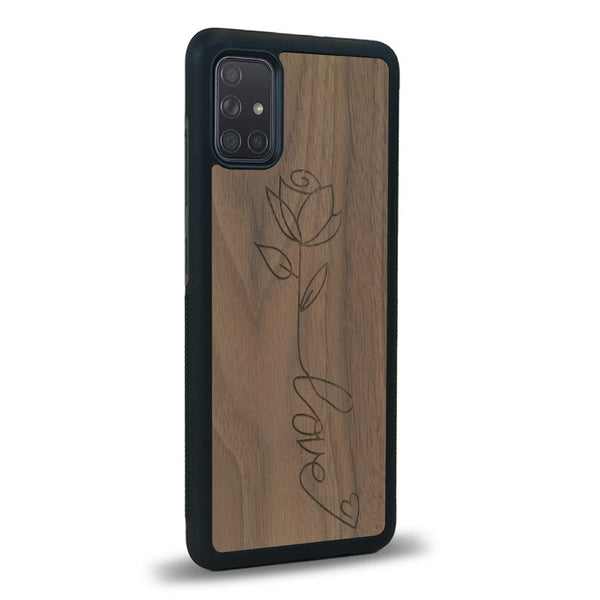 Coque de protection en bois véritable fabriquée en France pour Samsung A81 sur le thème de la fête des mères avec un motif représentant une fleur dont la tige forme le mot "love"