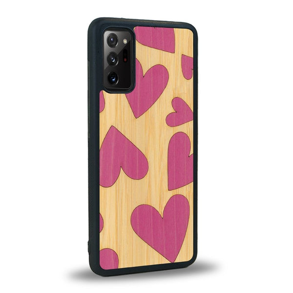 Coque de protection en bois véritable fabriquée en France pour Samsung Note 20 alliant plusieurs essences de bois pour représenter des coeurs pour les amoureux