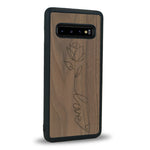 Coque de protection en bois véritable fabriquée en France pour Samsung S10 sur le thème de la fête des mères avec un motif représentant une fleur dont la tige forme le mot "love"