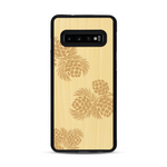 Coque de protection en bois véritable fabriquée en France pour  sur le thème de la nature des arbres avec un motif de gravure représentant des épines de sapin et des pommes de pin