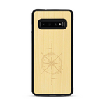 Coque de protection en bois véritable fabriquée en France pour  avec une gravure "rose des vents" sur le thème nautique et de l'océan qui s'inspire des boussoles de pirate