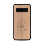 Coque de protection en bois véritable fabriquée en France pour  avec une gravure "rose des vents" sur le thème nautique et de l'océan qui s'inspire des boussoles de pirate