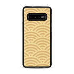 Coque de protection en bois véritable fabriquée en France pour  baptisée "La Sinjak" avec un motif de gravure abstrait représentant la répétition d'un symbole wifi