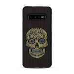 Coque de protection en bois véritable fabriquée en France pour  alliant du chêne fumé avec du métal argenté et doré représentant une tête de mort mexicaine sur le thème Dia de los Muertos